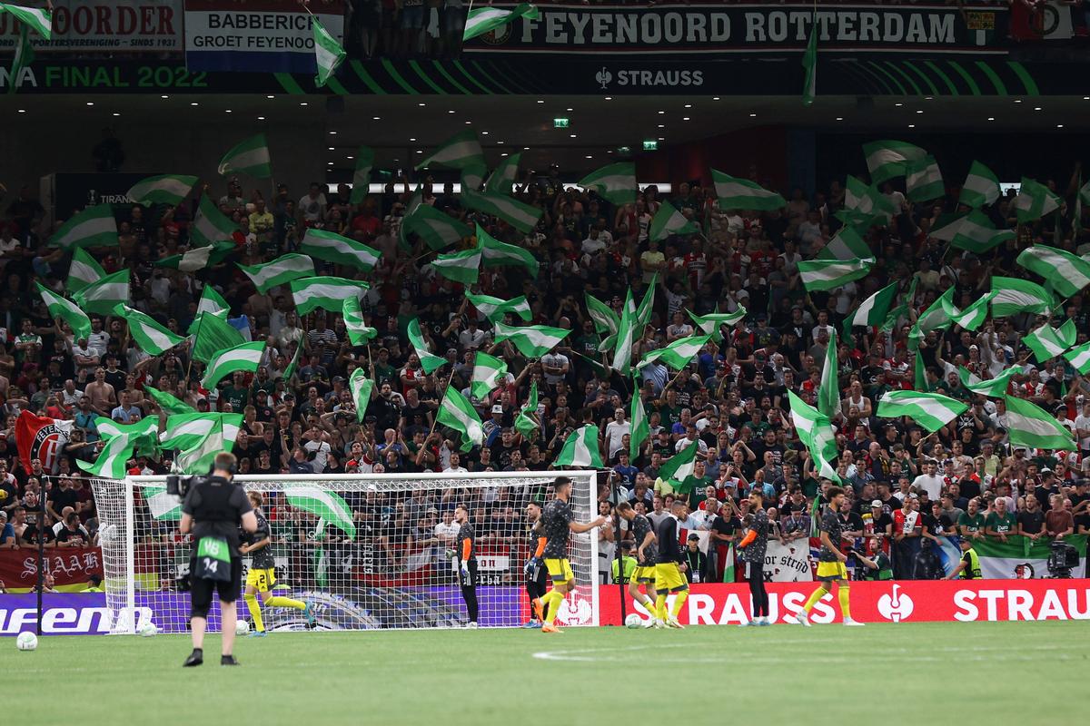 Duel al galeriilor la Roma - Feyenoord » Show incendiar la Tirana, în finala Conference League