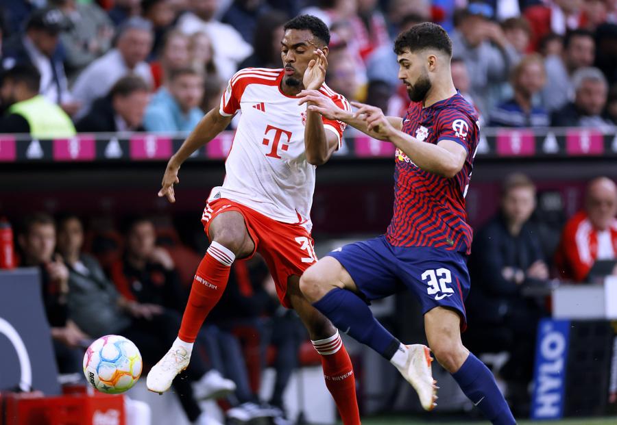 Ryan Gravenberch în duel cu Josko Gvardiol. Foto: Imago Images 4 vedete din Europa pentru Jurgen Klopp » Lista de transferuri i-o face un neamț