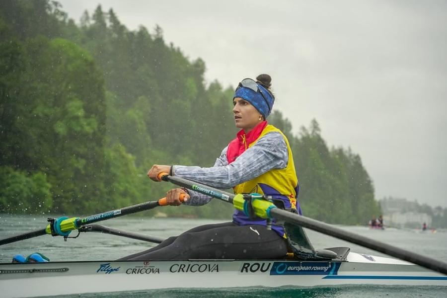 Ionela Cozmiuc în cursa solitară spre primul loc Foto Balint Czucz Photography Românii au început bine Campionatele Europene » 6 bărci direct în finale
