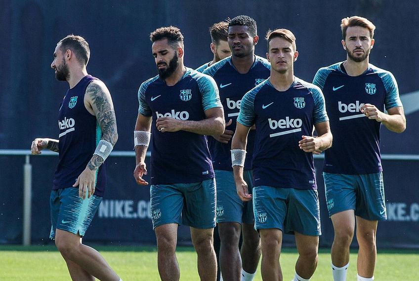 Douglas Santos (32 de ani). al doilea de la stânga la dreapta, la un antrenament al Barcelonei