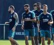Douglas Santos (32 de ani). al doilea de la stânga la dreapta, la un antrenament al Barcelonei