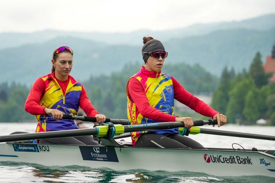 Ioana Vrînceanu și Roxana Anghel trăgând din greu la rame Foto Balint Czucz Photography Românii au început bine Campionatele Europene » 6 bărci direct în finale