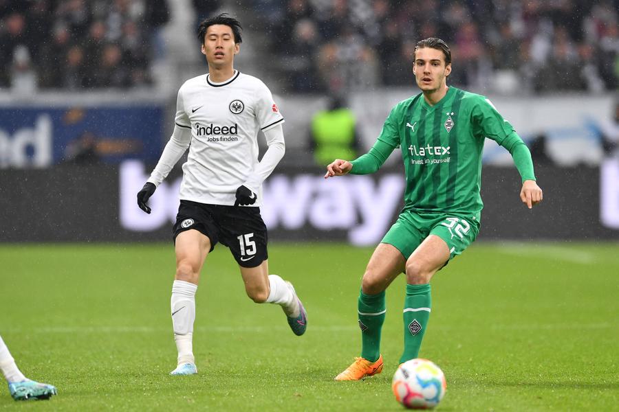 Daichi Kamada în duel cu Florian Neuhaus. Foto: Imago Images 4 vedete din Europa pentru Jurgen Klopp » Lista de transferuri i-o face un neamț
