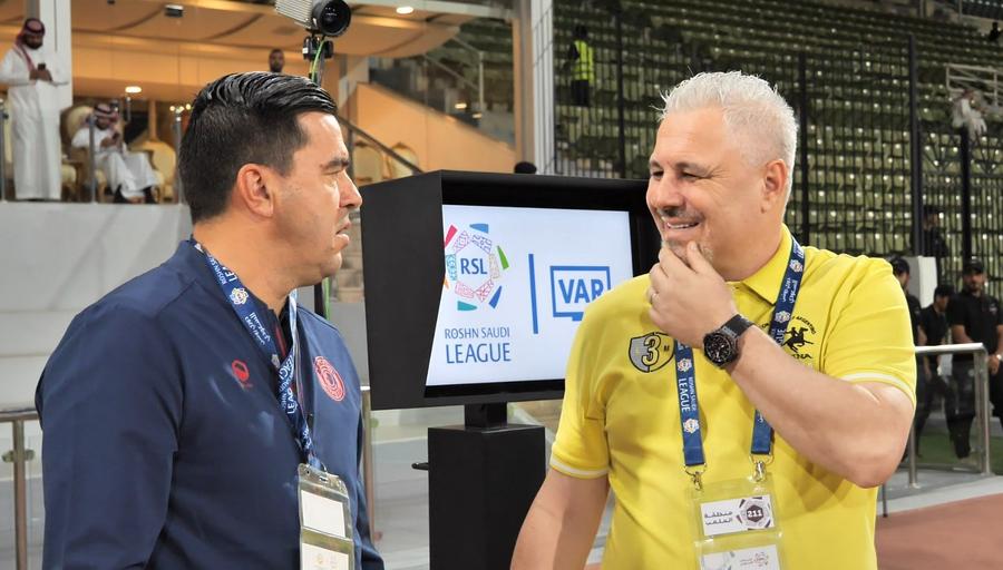 Cosmin Contra și Marius Șumudică, discutând înaintea meciului direct, disputat recent (Al Raed - Damac 5-0) Marius Șumudică, invitat la episodul #17 din podcastul „Profu' de Sport” » Marile obiective, povești spectaculoase și detalii despre venirea la Rapid: „Îi dau un singur sfat lui Dan Șucu”