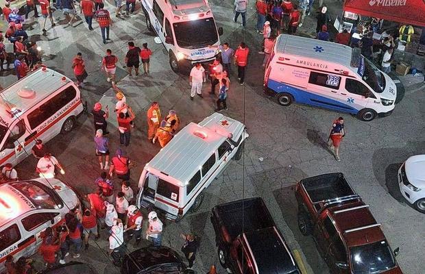 Federaţia a oprit campionatul în urma incidentelor grave de sâmbătă » 12 oameni au murit și peste 100 sunt răniți