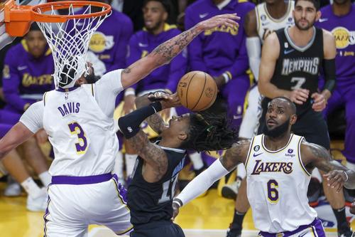 Ja Morant, în duel cu Anthony Davis și LeBron James // FOTO: Imago