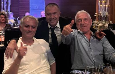 Imagini tari de la dineul Generației de Aur » Prima care a vrut să facă poză cu Jose Mourinho