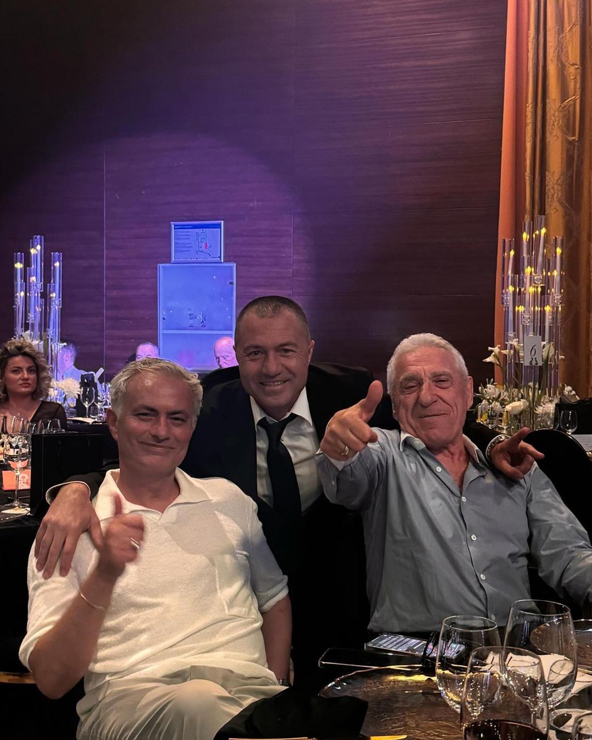 Imagini tari de la dineul Generației de Aur » Prima care a vrut să facă poză cu Jose Mourinho