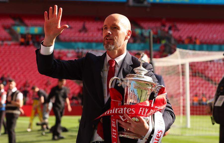Erik ten Hag, cu trofeul Cupei Angliei / Foto: Imago Manchester United și-a ales antrenorul pentru următoarele două sezoane