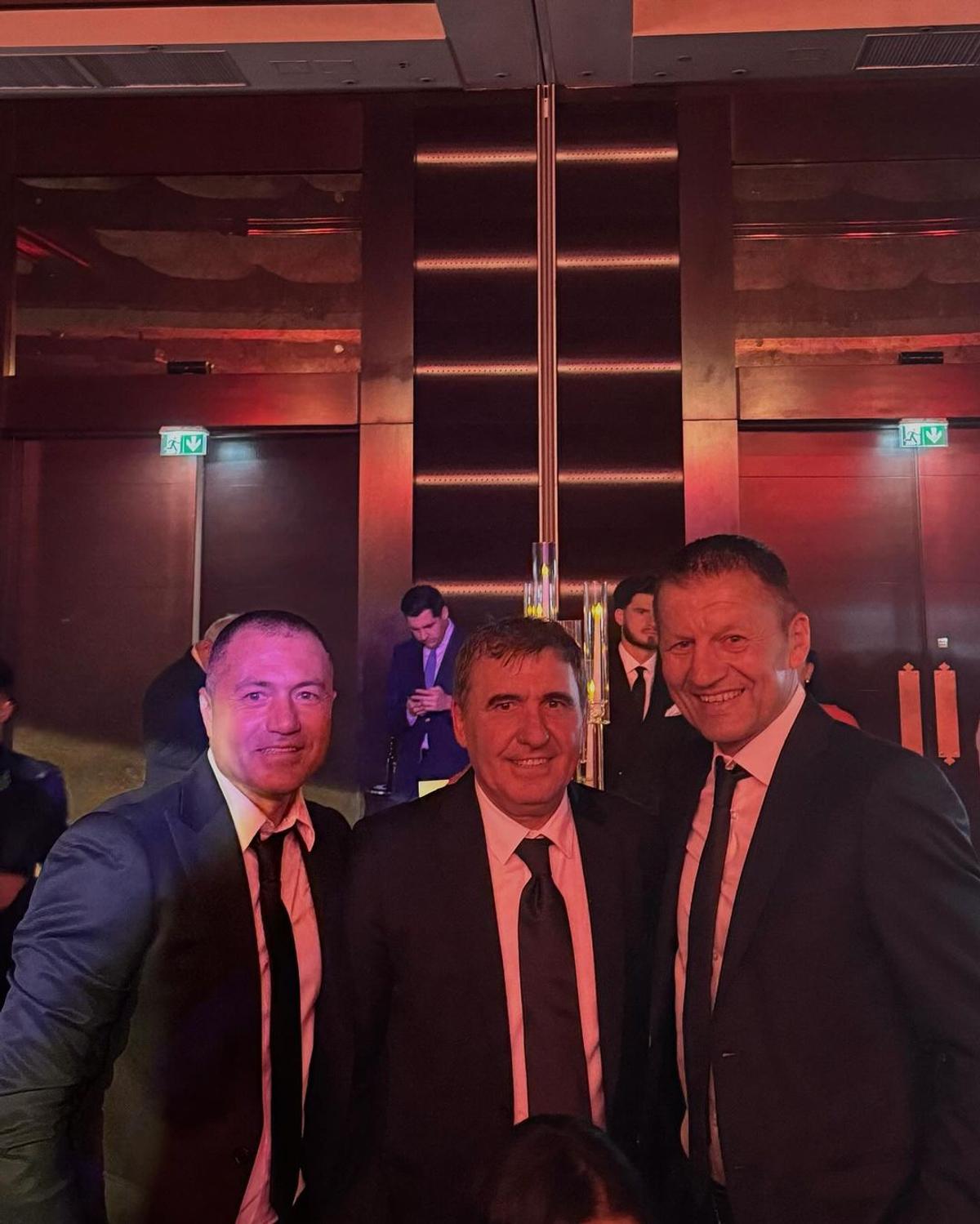 Imagini tari de la dineul Generației de Aur » Prima care a vrut să facă poză cu Jose Mourinho