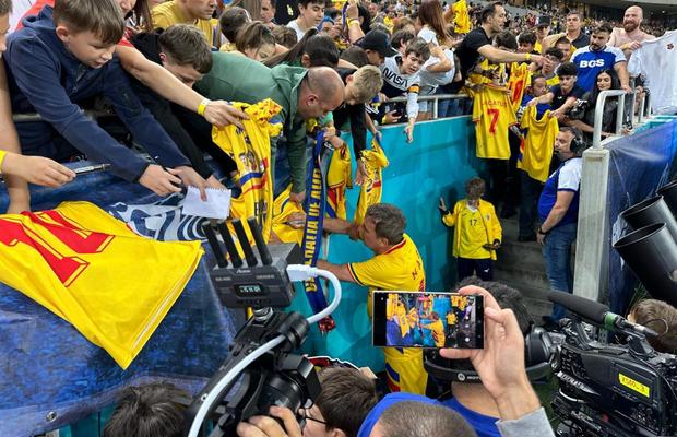 „Hagi, nu pleca!” » Suporterii s-au înghesuit să ia un autograf de la „Rege”