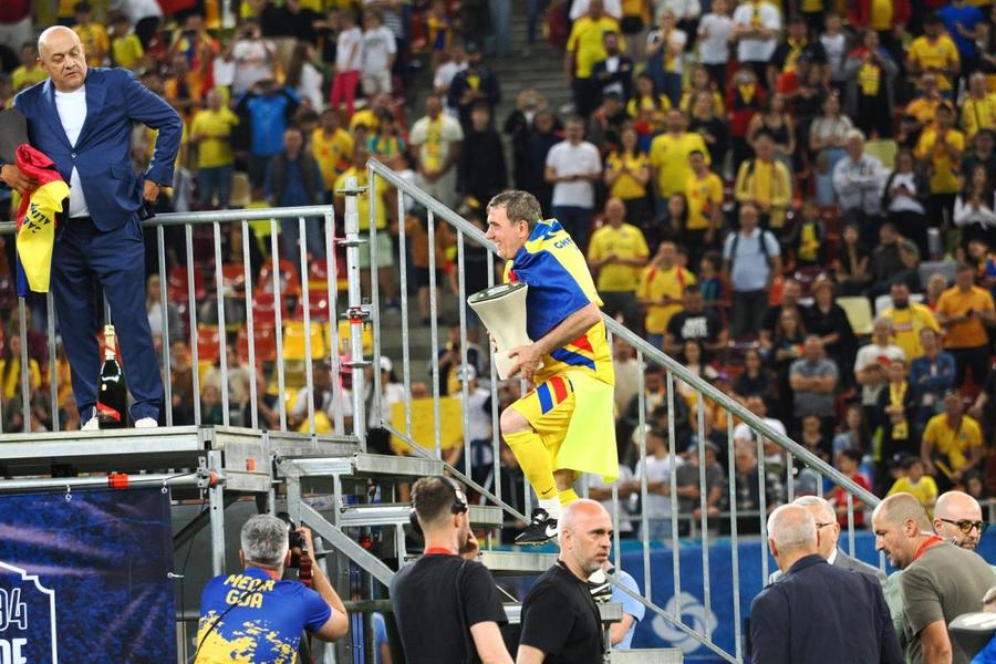 Gică Hagi urcă pe scenă pentru a prezenta suporterilor trofeul primit A fost o onoare! Hagi și compania, turul stadionului după o ultimă reprezentație de gală » Baie de șampanie la premiere