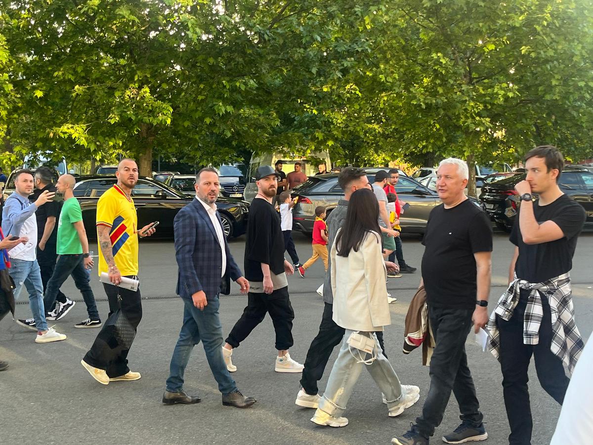 Denis Alibec, apariție spectaculoasă la meciul Generației de Aur » Tricoul special pe care l-a purtat