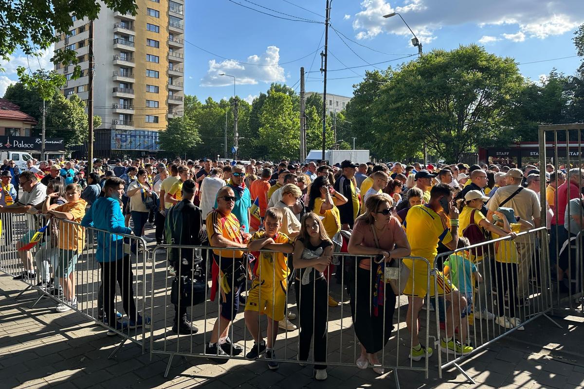 Imagini cu cozile formate dinaintea meciului Generația de Aur – Legendele Lumii