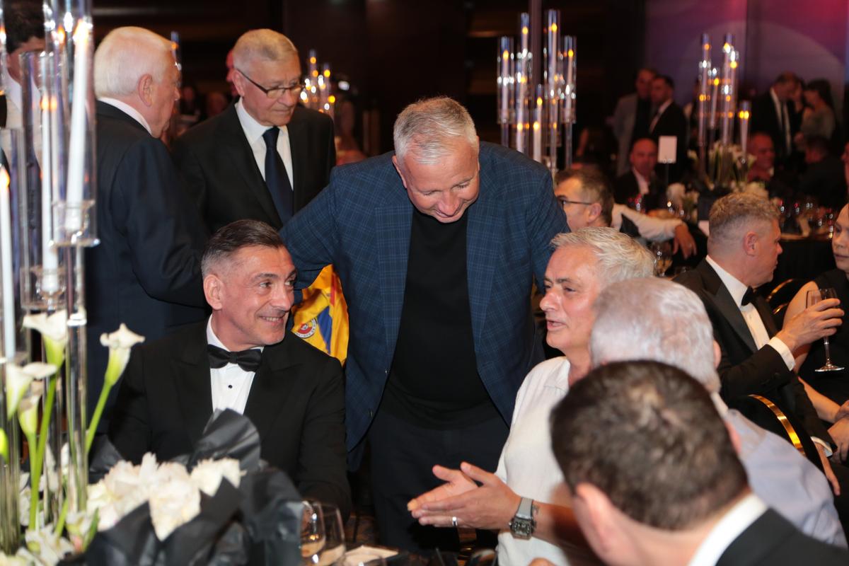 „Ai bani” » Cristi Borcea l-a impresionat pe Mourinho cu suma pe care a cheltuit-o la dineul Generației de Aur