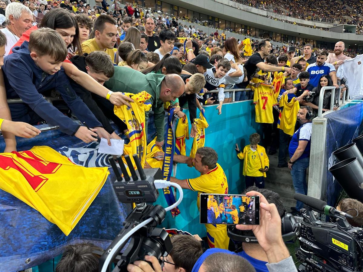 Gică Hagi dă autografe după meciul Generației de Aur