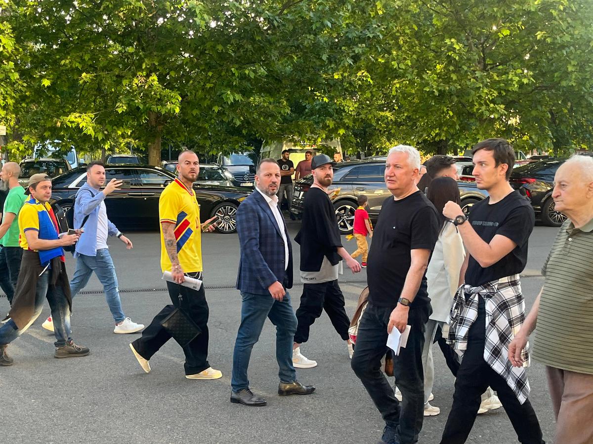 Denis Alibec, apariție spectaculoasă la meciul Generației de Aur » Tricoul special pe care l-a purtat