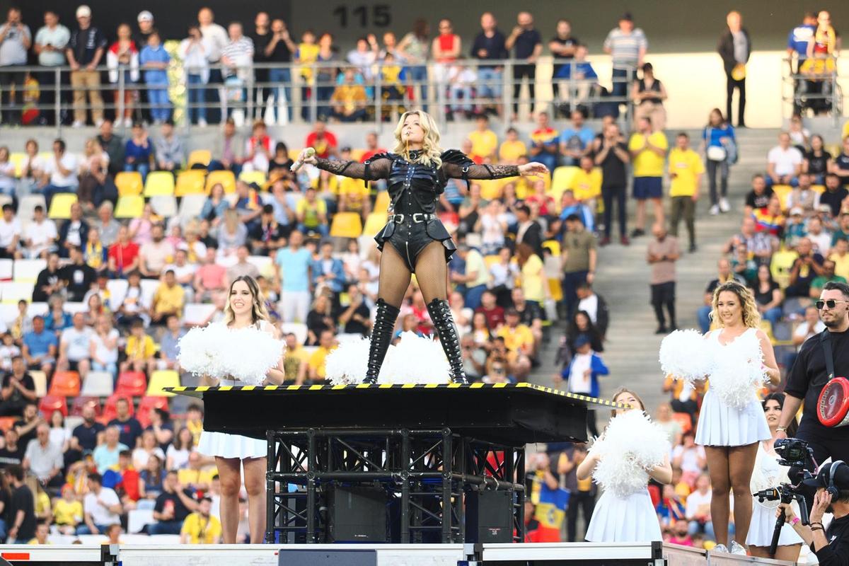 Loredana Groza, show ca la Superbowl pe Arena Națională! A apărut pe motocicletă, iar ținuta ei a atras toate privirile