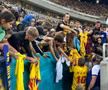 „Hagi, nu pleca!” » Suporterii s-au înghesuit să ia un autograf de la „Rege”