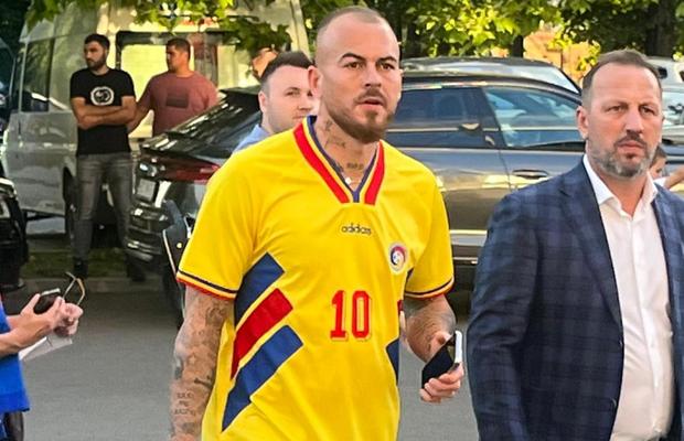 Denis Alibec, apariție spectaculoasă la meciul Generației de Aur » Tricoul special pe care l-a purtat