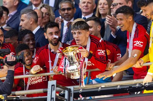 Garnacho, autorul unui gol în finală, se pregătește să ridice Cupa Angliei deasupra capului / Foto: Imago