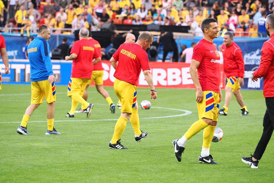 Încălzirea dinainte de Generația de Aur – Legendele Lumii Generația de Aur – Legendele Lumii, meciul de adio al eroilor României » Victorie de senzație pentru „tricolori”! Gheorghe Hagi a făcut spectacol