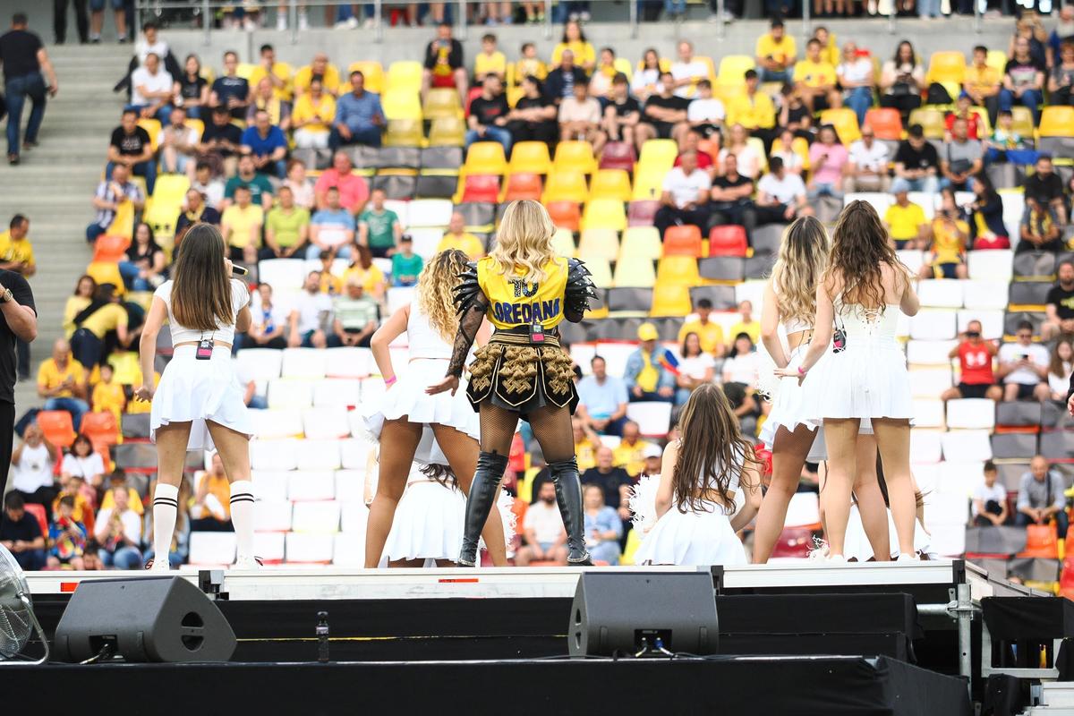 Loredana Groza, show ca la Superbowl pe Arena Națională! A apărut pe motocicletă, iar ținuta ei a atras toate privirile