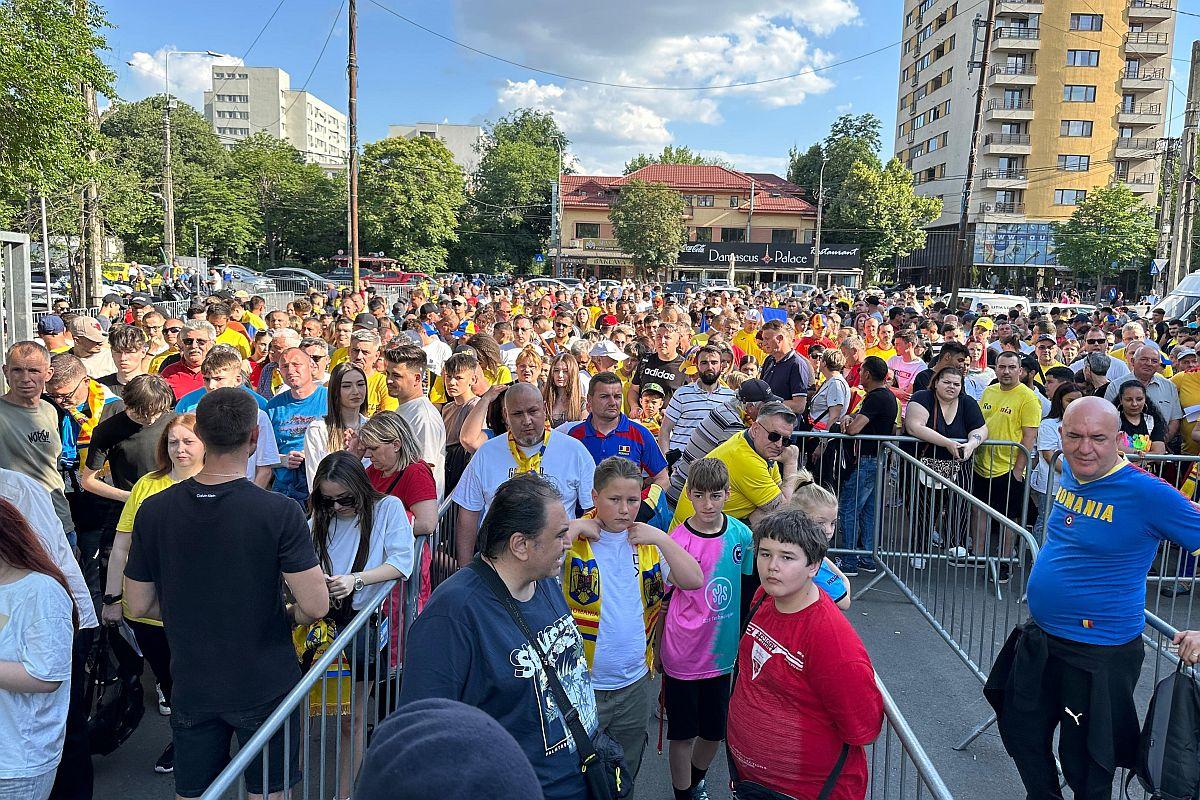 Imagini cu cozile formate dinaintea meciului Generația de Aur – Legendele Lumii
