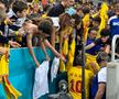 „Hagi, nu pleca!” » Suporterii s-au înghesuit să ia un autograf de la „Rege”