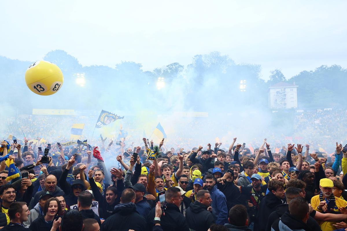 Imagini antologice: au cucerit titlul după 90 de ani, iar suporterii au invadat terenul