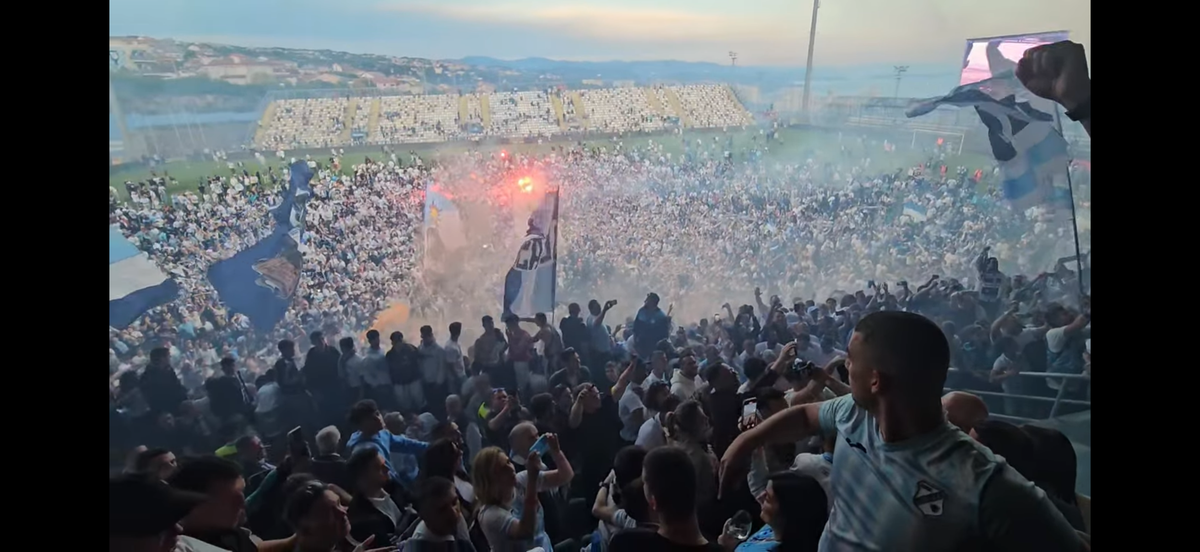 Nebunie! Fostul atacant de la Rapid a luat titlul ca antrenor, deși pornea cu a treia șansă! Trofeu adus cu elicopterul