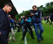 Imagini antologice: au cucerit titlul după 90 de ani, iar suporterii au invadat terenul