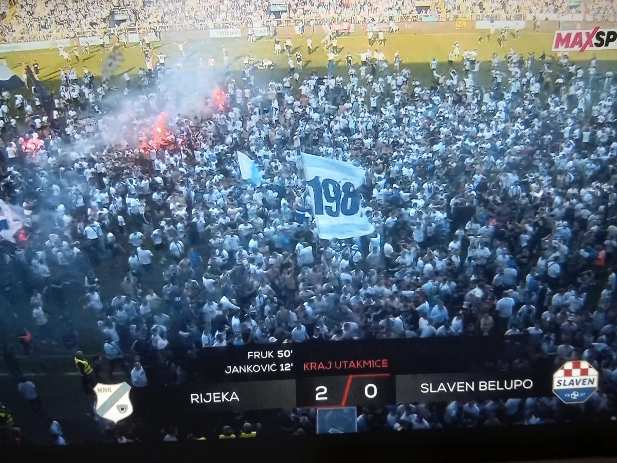 Nebunie! Fostul atacant de la Rapid a luat titlul ca antrenor, deși pornea cu a treia șansă! Trofeu adus cu elicopterul