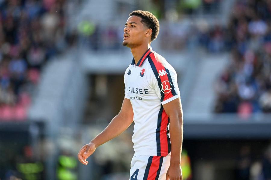 Koni De Winter, fundașul de la Genoa, poate ajunge la West Ham sau Crystal Palace / Foto: Imago Images Dan Șucu a refuzat 25 de milioane de euro din Anglia! » Ce cluburi îi urmăresc „perla”