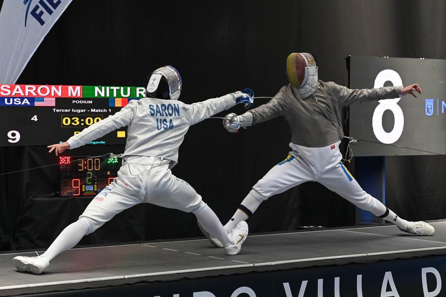 Iulian Teodosiu în duel cu americanul Mitchell Saron, la „Villa de Madrid” 2025 Foto: Federația Internațională de Scrimă Bronz pentru sabrerii români la etapa de Cupă Mondială de la Madrid