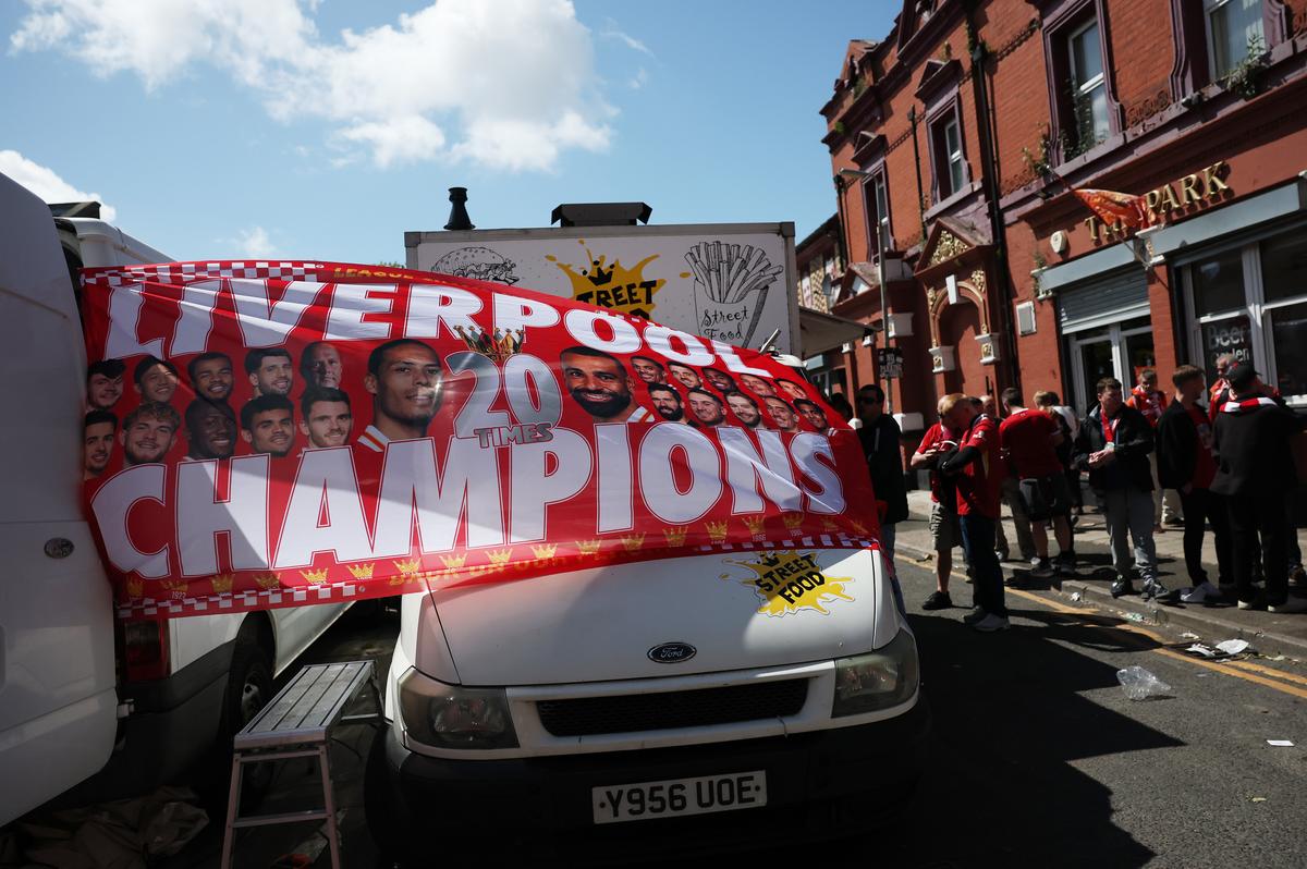 Liverpool a primit trofeul de campioană în Premier League, sub ochii lui Klopp + Gestul neașteptat aplaudat de întreg stadionul