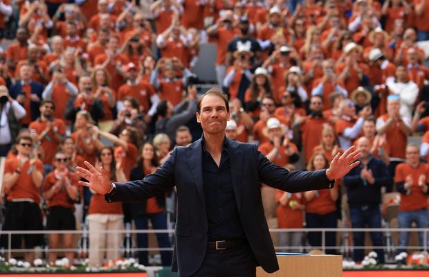 Rafael Nadal, în lacrimi: omagiat la Roland Garros printr-o ceremonie emoționantă » Simona Halep, printre VIP-uri, cu un tricou special