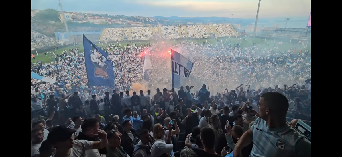 Nebunie! Fostul atacant de la Rapid a luat titlul ca antrenor, deși pornea cu a treia șansă! Trofeu adus cu elicopterul