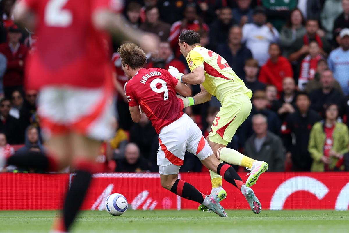 Emiliano Martinez, cartonaș roșu în Manchester United - Aston Villa