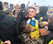 Imagini antologice: au cucerit titlul după 90 de ani, iar suporterii au invadat terenul