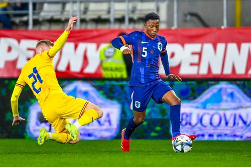 Cristi Mihai încearcă să-l deposedeze pe Lucas Jetten într-un meci cu Olanda U21 / foto: Imago Images