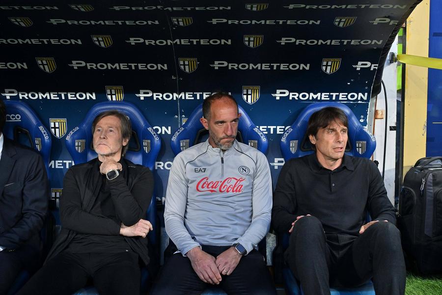 Campion cu suflet de român » Cine este colaboratorul cu funcție stranie alături de care Antonio Conte a adus titlul la Napoli