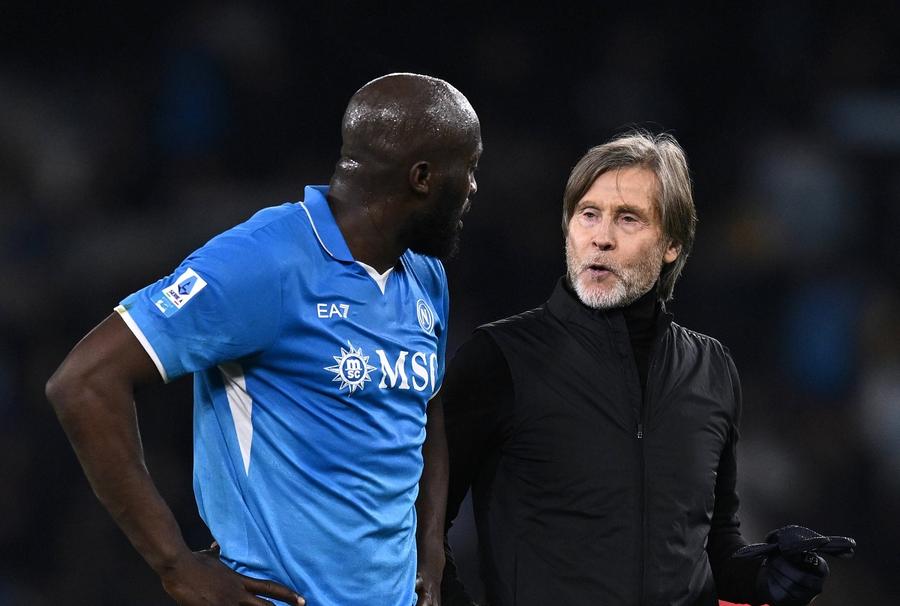 Romelu Lukaku (în dialog cu asistentul lui Conte, Lele Oriali) mai are contract cu Napoli până în 2027 / Foto: Imago Va fi Romelu Lukaku titular la Campionatul Mondial? Selecționerul Belgiei a luat decizia finală! + numește favoritele