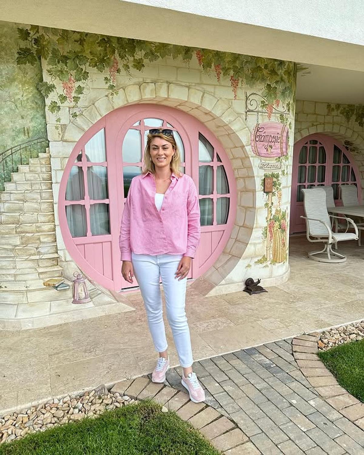 „Ce să căutăm în Dubai, când nu am văzut Iașiul?” » E măritată cu fotbalistul din Superliga care câștigă sute de mii de euro pe an, dar surprinde