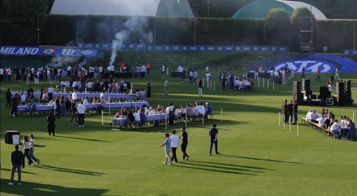 Au sfârâit grătarele » Party cu echipa lui Chivu și angajații
