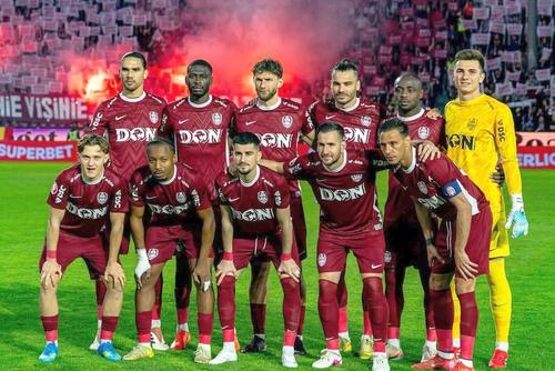 Adrian Păun (al doilea de jos, de la dreapta la stânga), noul decar al lui CFR Cluj // FOTO: Instagram