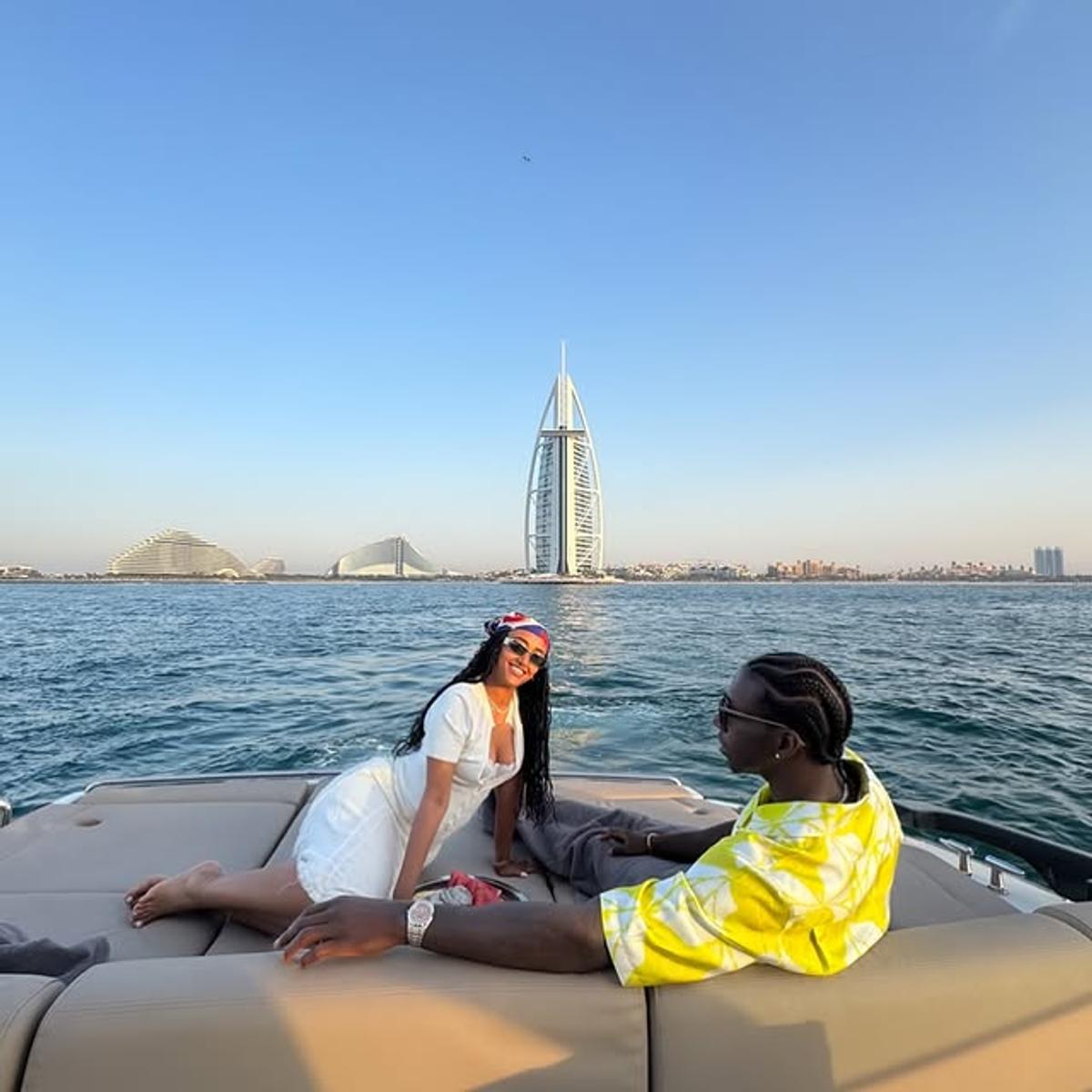 În timp ce 100.000 de fani sărbătoreau în piață, soția marelui rival arunca internetul în aer cu o postare