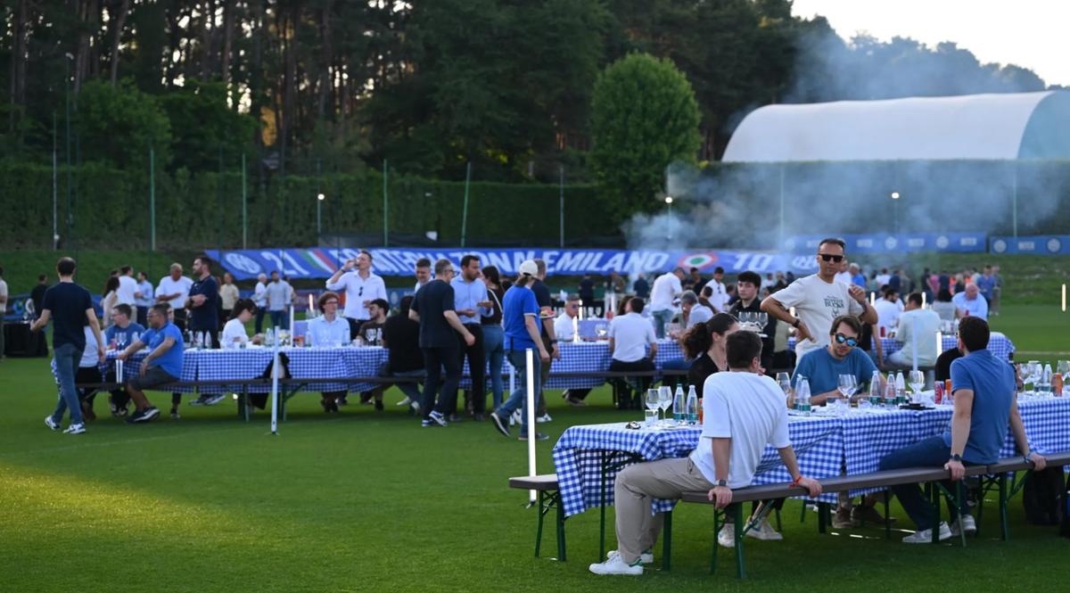 Au sfârâit grătarele » Party cu echipa lui Chivu și angajații