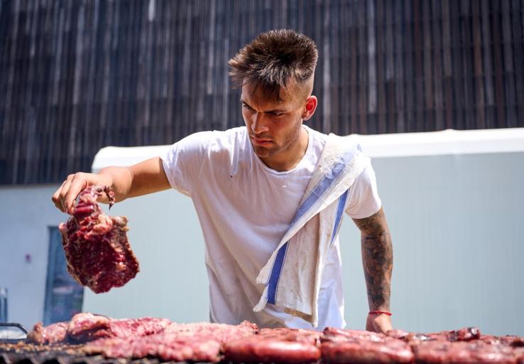 Imagini de arhivă din 2022 cu Lautaro Martinez, surprins în rolul de „șef al grătarelor”