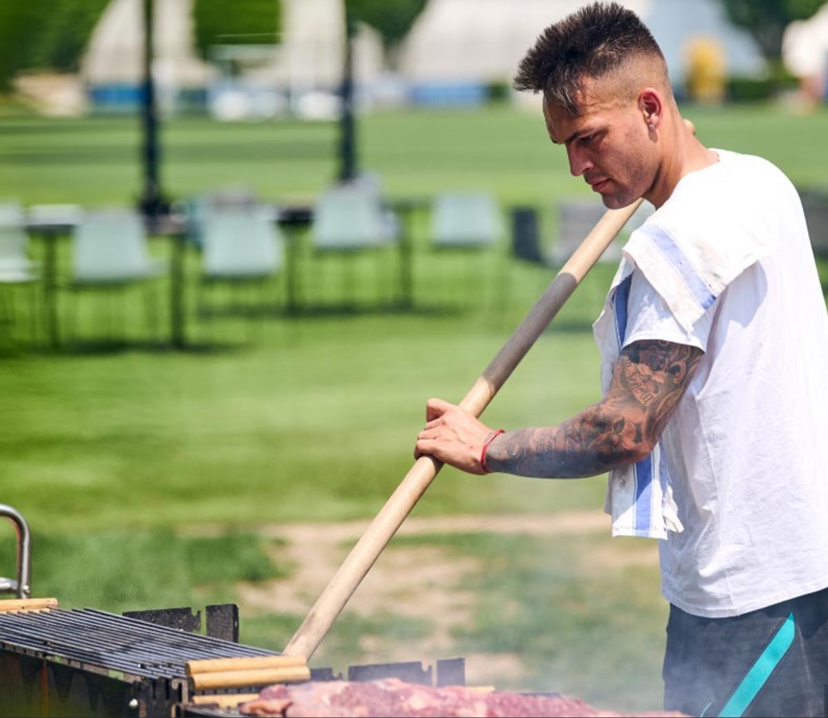 Au sfârâit grătarele » Party cu echipa lui Chivu și angajații